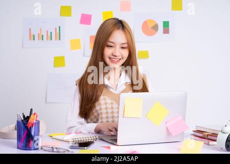Junge asiatische Geschäftsfrau Arbeitskonzept Stockfoto