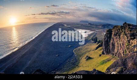 Aeria Blick auf Dyrholaey Strand Vik Dorf in Island Stockfoto