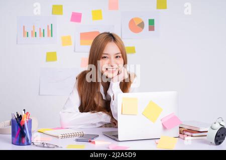 Junge asiatische Geschäftsfrau Arbeitskonzept Stockfoto