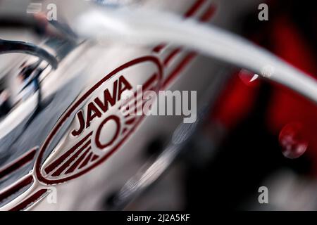 Nahaufnahme des Logos auf dem Kraftstofftank des JAWA Retro-Motorrads Stockfoto