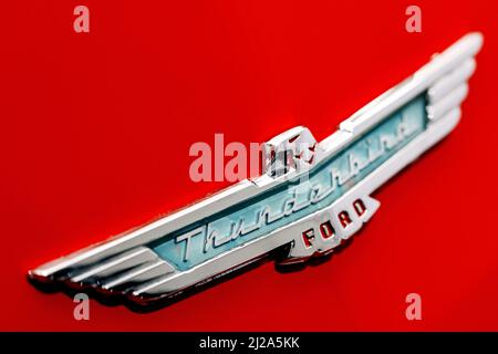 Nahaufnahme des Emblems auf der Motorhaube des roten Ford Thunderbird Autos im Retro-Stil Stockfoto