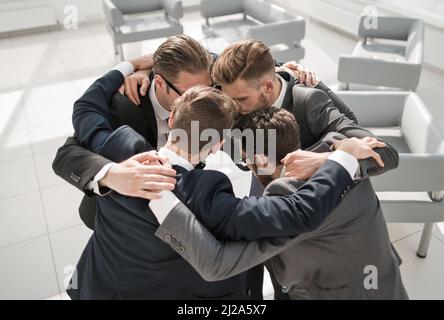Gruppe von Geschäftsleuten in einem engen Kreis stehen. Stockfoto