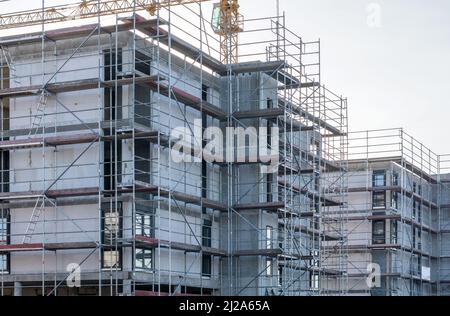 Große Apartmentanlage im Bau mit Gerüsten Stockfoto