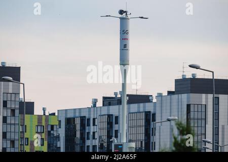 Telekommunikationsturm von 5G Zellen auf dem Hintergrund von Gebäuden. Antennensender Für Drahtlose Kommunikation. Stockfoto