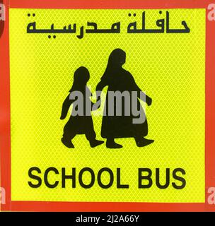 Ein Warnschild für den Bus der Emiratischen Schule in Abu Dhabi, VAE. Stockfoto