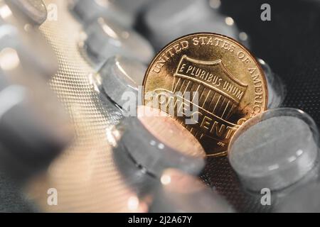 Eine Cent-Münze auf einer Packung Pillen Stockfoto