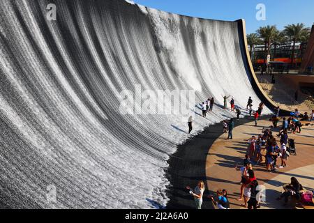 Wasser, Freude, Dubai Expo, Weltausstellung, moderne Architektur, Kunst, ein atemberaubender Wasserfall und Wasserspiel auf der Expo Dubai Stockfoto