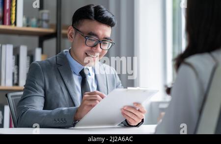 Der männliche asiatische Direktor interviewt, um neue Mitarbeiter zu rekrutieren Stockfoto