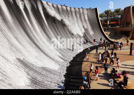Wasser, Freude, Dubai Expo, Weltausstellung, moderne Architektur, Kunst, ein atemberaubender Wasserfall und Wasserspiel auf der Expo Dubai Stockfoto