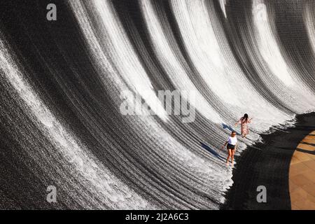 Wasser, Freude, Dubai Expo, Weltausstellung, moderne Architektur, Kunst, ein atemberaubender Wasserfall und Wasserspiel auf der Expo Dubai Stockfoto