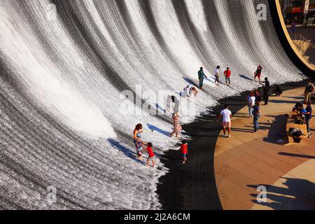 Wasser, Freude, Dubai Expo, Weltausstellung, moderne Architektur, Kunst, ein atemberaubender Wasserfall und Wasserspiel auf der Expo Dubai Stockfoto