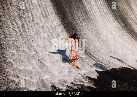 Wasser, Freude, Dubai Expo, Weltausstellung, moderne Architektur, Kunst, ein atemberaubender Wasserfall und Wasserspiel auf der Expo Dubai Stockfoto