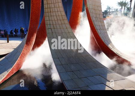Nebel, Freude, Dubai Expo, Weltausstellung, moderne Architektur, Kunst, ein atemberaubender Wasserfall und Wasserdampfl auf der Expo Dubai Stockfoto