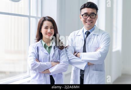 Bild eines asiatischen männlichen und weiblichen Arztes Stockfoto