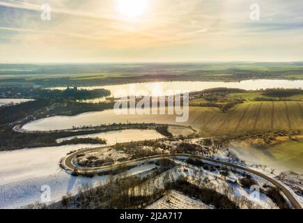 Fotomontage der schönen Landschaft rund um den süßen See mit Winter- und Sommernaturlandschaft Stockfoto