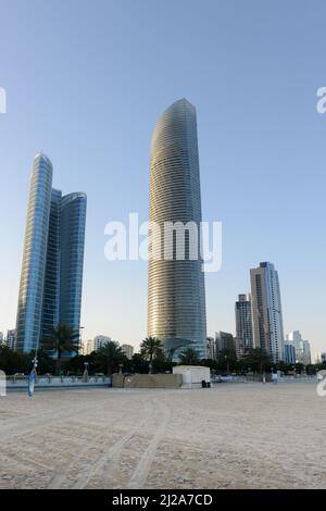 Der Landmark-Turm und das Gebäude der Islamischen Bank von der Corniche-Promenade in Abu Dhabi, VAE aus gesehen. Stockfoto