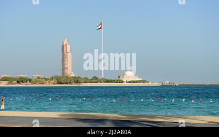 Ein Blick auf das Abu Dhabi Theater und die Flagge der Vereinigten Arabischen Emirate in Abu Dhabi, Vereinigte Arabische Emirate. Stockfoto