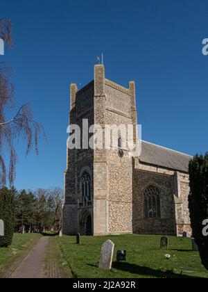 Der Turm der St. Bartholomew's Church, Orford, steht vor einem klaren blauen Himmel Stockfoto