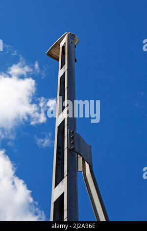 Stangen, die neben Bahngleisen stehen Stockfoto