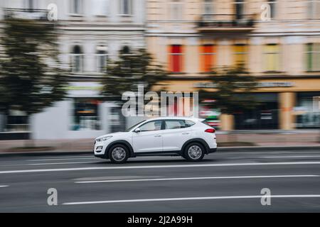 Ukraine, Kiew - 2. August 2021: Weißes Hyundai Tucson Auto bewegt sich auf der Straße. Redaktionell Stockfoto