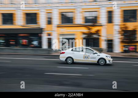 Ukraine, Kiew - 2. August 2021: Weißes KIA Rio-Auto fährt auf der Straße. Redaktionell Stockfoto