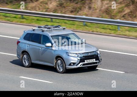 2020 Silver Mitsubishi Outlander Dynamic PHEV CV Hybrid SUV fährt auf der Autobahn M61 UK Stockfoto