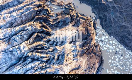 Luftaufnahme des Svinafellsjokull Gletschers und der Eisberge in der Gletscherlagune. Details der Eisstruktur und Risse. Drohne über dem Kopf geschossen. Stockfoto