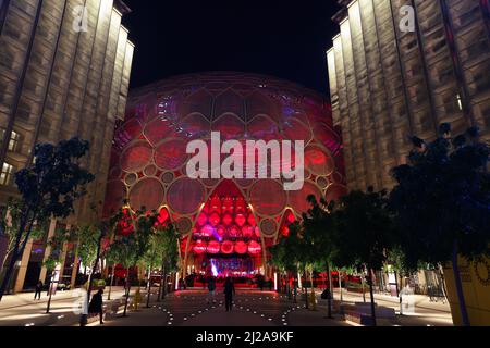 Dubai Expo, Weltausstellung, moderne Architektur, Al Wasl Plaza The Dome mit Kuppel und Dach als Metallzelt auf dem Expogelände Stockfoto