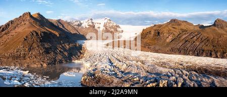 High-Angle-Drohnenaufnahme des Svinafellsjokull-Gletschers, der Berge und der Gletscherlagune. Breites Panorama im Herbst. Stockfoto