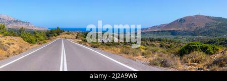 Ein aufregender Panoramablick auf erstaunliche Straßen ohne Verkehr in Rhodos, Griechenland. Schöne asphaltierte Autobahn, Autobahn, Autobahn durch südlichen lan Stockfoto