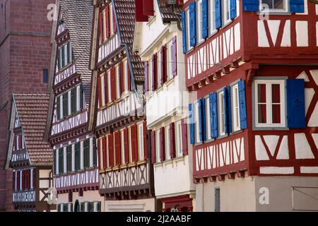 Malerische Fachwerkhäuser in der Altstadt von Calw, Marktplatz. Baden-Württemberg, Deutschland. Stockfoto