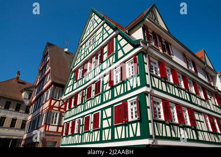 Malerische Fachwerkhäuser in der Altstadt von Calw, Marktplatz. Baden-Württemberg, Deutschland. Stockfoto