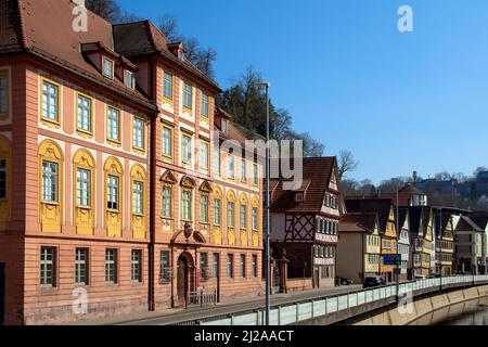 Malerische Fachwerkhäuser am Nagold-Fluss in der Altstadt von Calw. Baden-Württemberg im Süden Deutschlands. Stockfoto