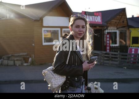 MEDYKA, POLEN - 28. MÄRZ 2022 - Eine Frau wird am Checkpoint Medyka-Shehyni an der Grenze zwischen der Ukraine und Polen, Polen, abgebildet. Stockfoto