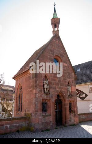 Nikolaus-Kapelle, (erbaut 1400) auf der gotischen Brücke, zusammen mit der Brücke Calws wichtigstes Wahrzeichen, Figuren eines Tucharbeiters und Flößers Stockfoto