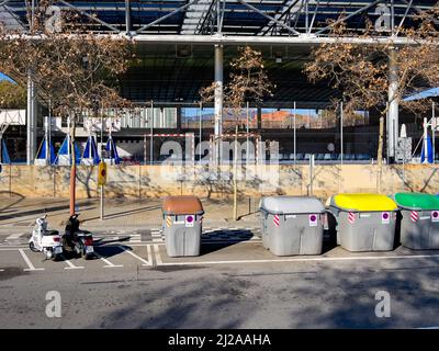 Viele Müllcontainer auf dem Sideroad in Barcelona Stockfoto