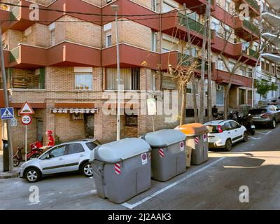 Viele Müllcontainer auf dem Sideroad in Barcelona Stockfoto
