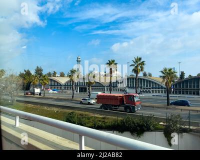 Blick aus dem Autofenster auf die Straße in Barcelona Stockfoto