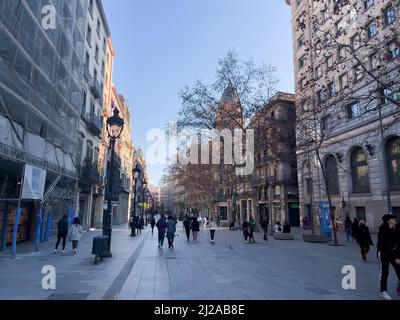 Menschen, die in den Straßen von Barcelona spazieren Stockfoto