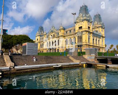 Historisches Gebäude der Hafenbehörde in Barcelona Stockfoto