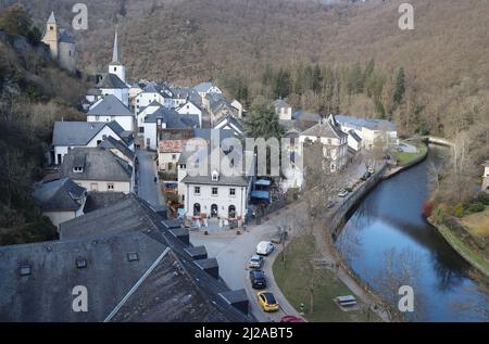 ESCH-SUR-SURE, LUXEMBURG, 2. MÄRZ 2022: Winteransicht der malerischen Stadt Esch-sur-Sûre in Luxemburg. Die historische Altstadt ist ein sehr beliebtes Stockfoto