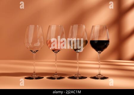 Set transparent 3D Weingläser leer, Weiß-, Rosen- und Rotwein. 3D Rendern Stockfoto