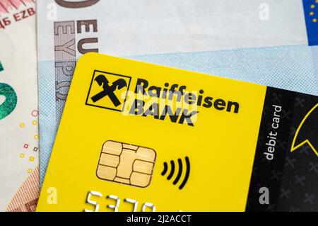 BERLIN - MÄR 25: Logo der Raiffeisenbank auf Plastikkarte, Draufsicht, in Berlin, März 25. 2022 in Deutschland. Stockfoto