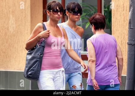 Ukrainische Mädchen, die auf der Straße in Lviv, Ukraine, spazieren gehen Stockfoto