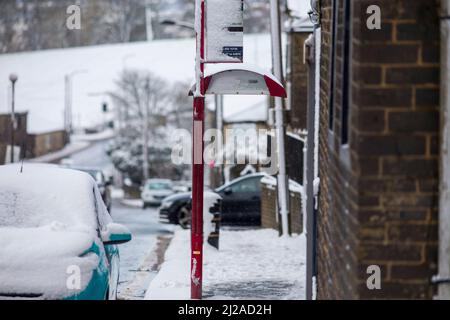 Queensbury, Bradford, West Yorkshire, Großbritannien. 31.. März 2022. Wetter in Großbritannien. Ein kalter, verschneiter Morgen in der West Yorkshire-Stadt Queensbury, in der Nähe von Bradford, England, Großbritannien. Queensbury ist ein großes Dorf im Metropolbezirk Bradford, West Yorkshire, England. Queensbury liegt an einem hohen Aussichtspunkt über Halifax, Clayton und Thornton und überblickt Bradford selbst und ist eine der höchsten Gemeinden in England. Kredit: Windmill Images/Alamy Live Nachrichten Stockfoto