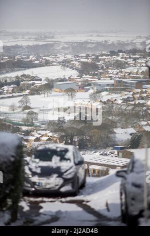 Queensbury, Bradford, West Yorkshire, Großbritannien. 31.. März 2022. Wetter in Großbritannien. Ein kalter, verschneiter Morgen in der West Yorkshire-Stadt Queensbury, in der Nähe von Bradford, England, Großbritannien. Queensbury ist ein großes Dorf im Metropolbezirk Bradford, West Yorkshire, England. Queensbury liegt an einem hohen Aussichtspunkt über Halifax, Clayton und Thornton und überblickt Bradford selbst und ist eine der höchsten Gemeinden in England. Kredit: Windmill Images/Alamy Live Nachrichten Stockfoto