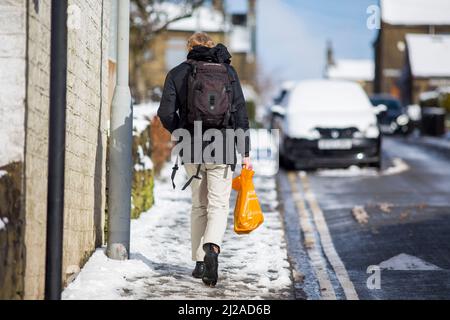 Queensbury, Bradford, West Yorkshire, Großbritannien. 31.. März 2022. Wetter in Großbritannien. Ein kalter, verschneiter Morgen in der West Yorkshire-Stadt Queensbury, in der Nähe von Bradford, England, Großbritannien. Queensbury ist ein großes Dorf im Metropolbezirk Bradford, West Yorkshire, England. Queensbury liegt an einem hohen Aussichtspunkt über Halifax, Clayton und Thornton und überblickt Bradford selbst und ist eine der höchsten Gemeinden in England. Kredit: Windmill Images/Alamy Live Nachrichten Stockfoto