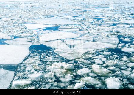 Rissiges Eis auf der Oberfläche des Ozeans, Konzeptbild über den Klimawandel in der Welt Stockfoto
