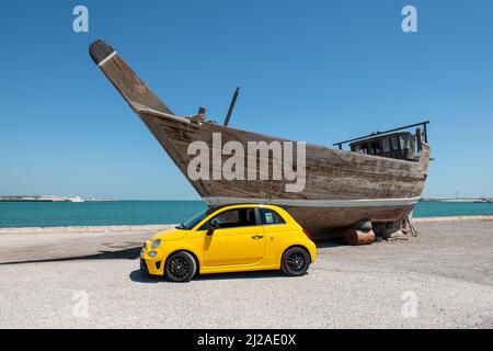 Vorderansicht des gelben Fiat 500 abarth 595 in der Straße geparkt Stockfoto