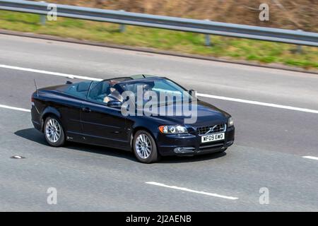 2009 blauer Volvo C70 D S ( S TD) Cabriolet auf der Autobahn M61 in Großbritannien Stockfoto